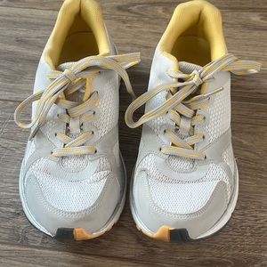 Vionic  sneaker yellow and gray size 8